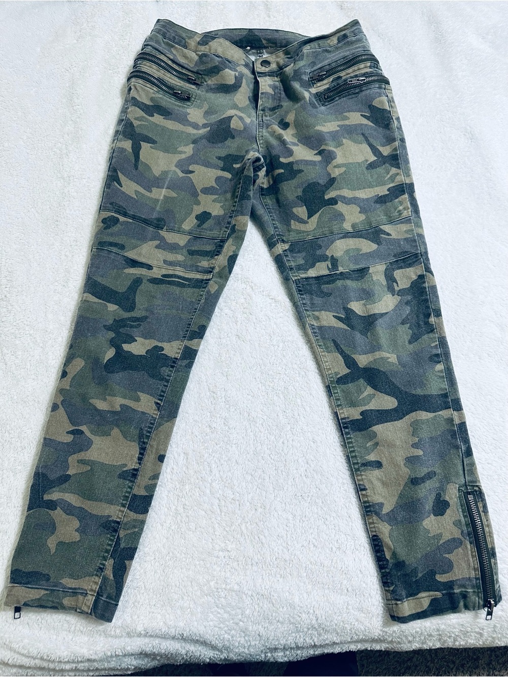 Women’s Camo Slim Fit Cargo Jeans - Olive Camo